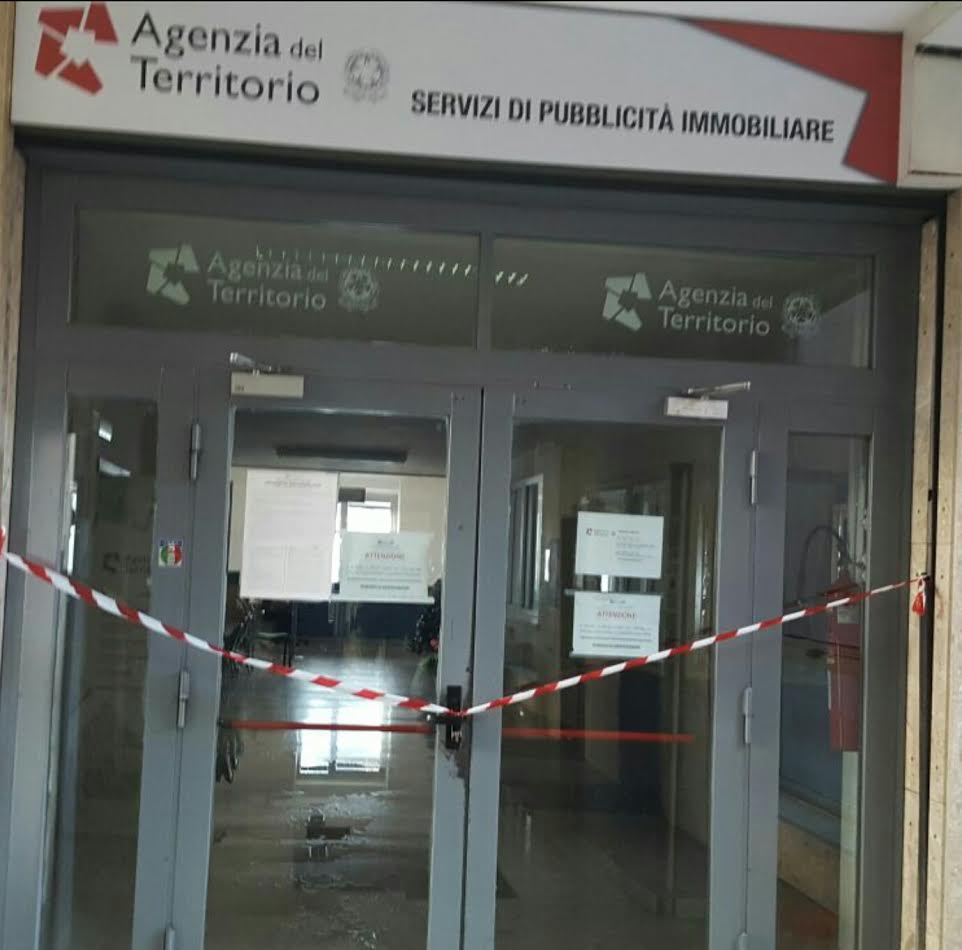 Allagata l'Agenzia delle Entrate. Chiuso l'ufficio per inagibilità... I Due Punti Allagata l'Agenzia delle Entrate. Chiuso l'ufficio per inagibilità... I Due Punti